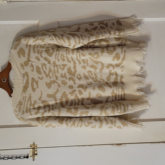 New with Tags Cream Destroyed Sweater  Large - Picture 2 of 5